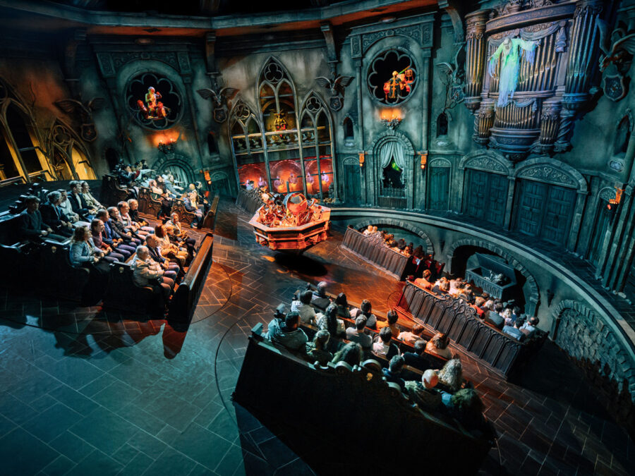 Danse Macabre from the inside in full show mode. Tilted stage, rotating gondolas.